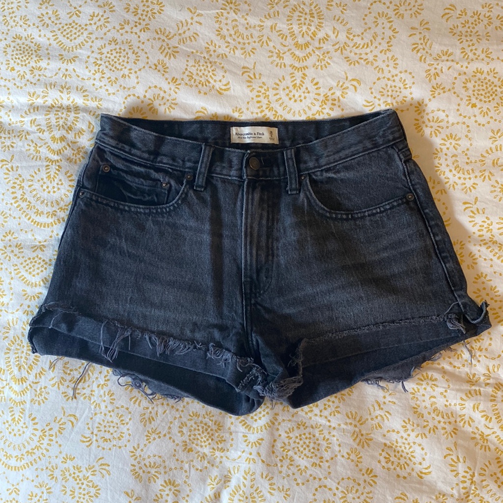 Abercrombie & Fitch Mid Rise Boyfriend Short